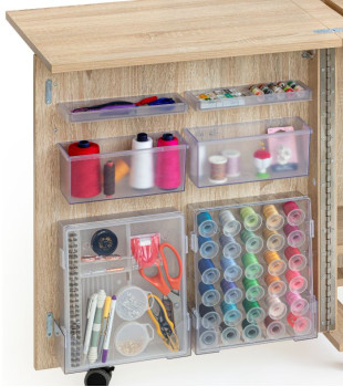 Profitez d'un grand plan de travail et d'un rangement astucieux pour tous vos accessoires de couture.